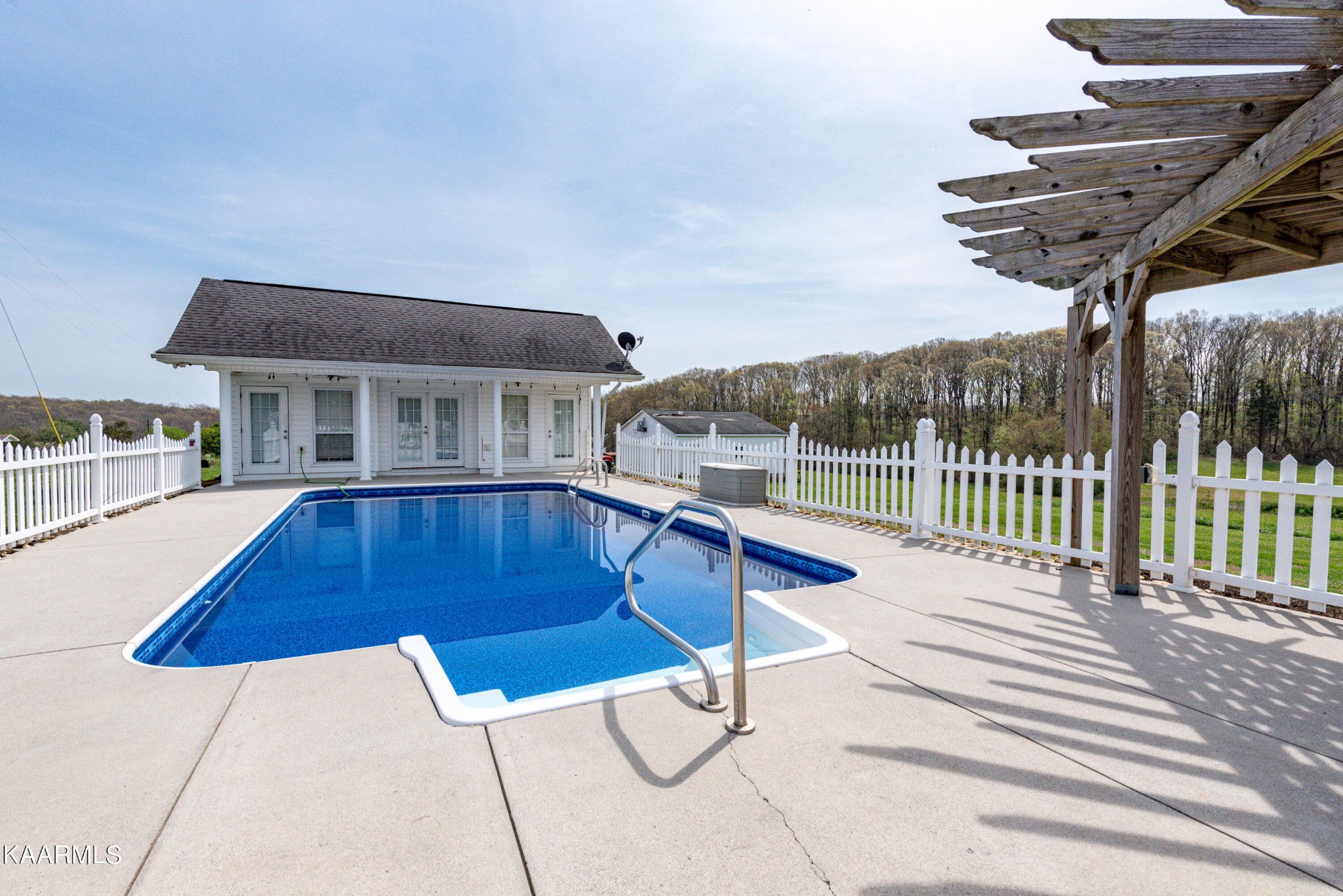 216 Gardner Road Philadelphia, TN 37846 - Photo 54 of 56 a view of a patio with a table chairs and a barbeque