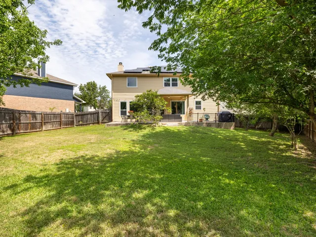 a view of house with garden and trees