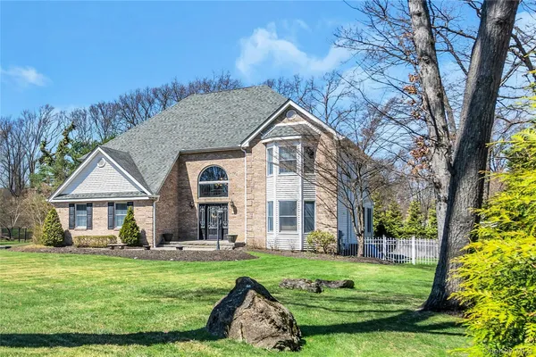 a view of a house with backyard