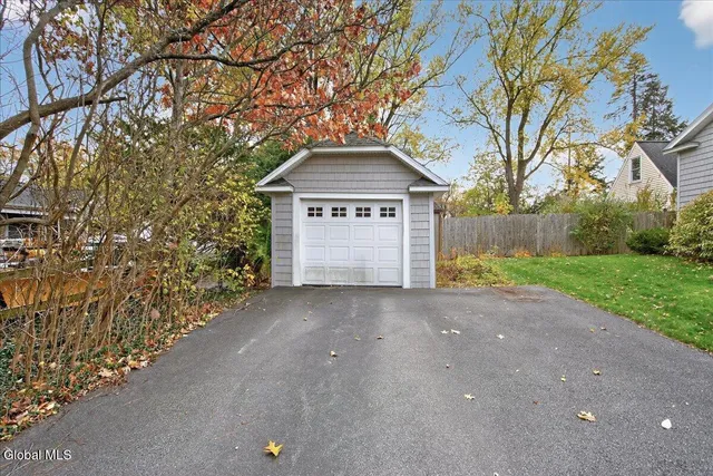 $349,900 | 1158 Hedgewood Lane, Niskayuna, NY 12309