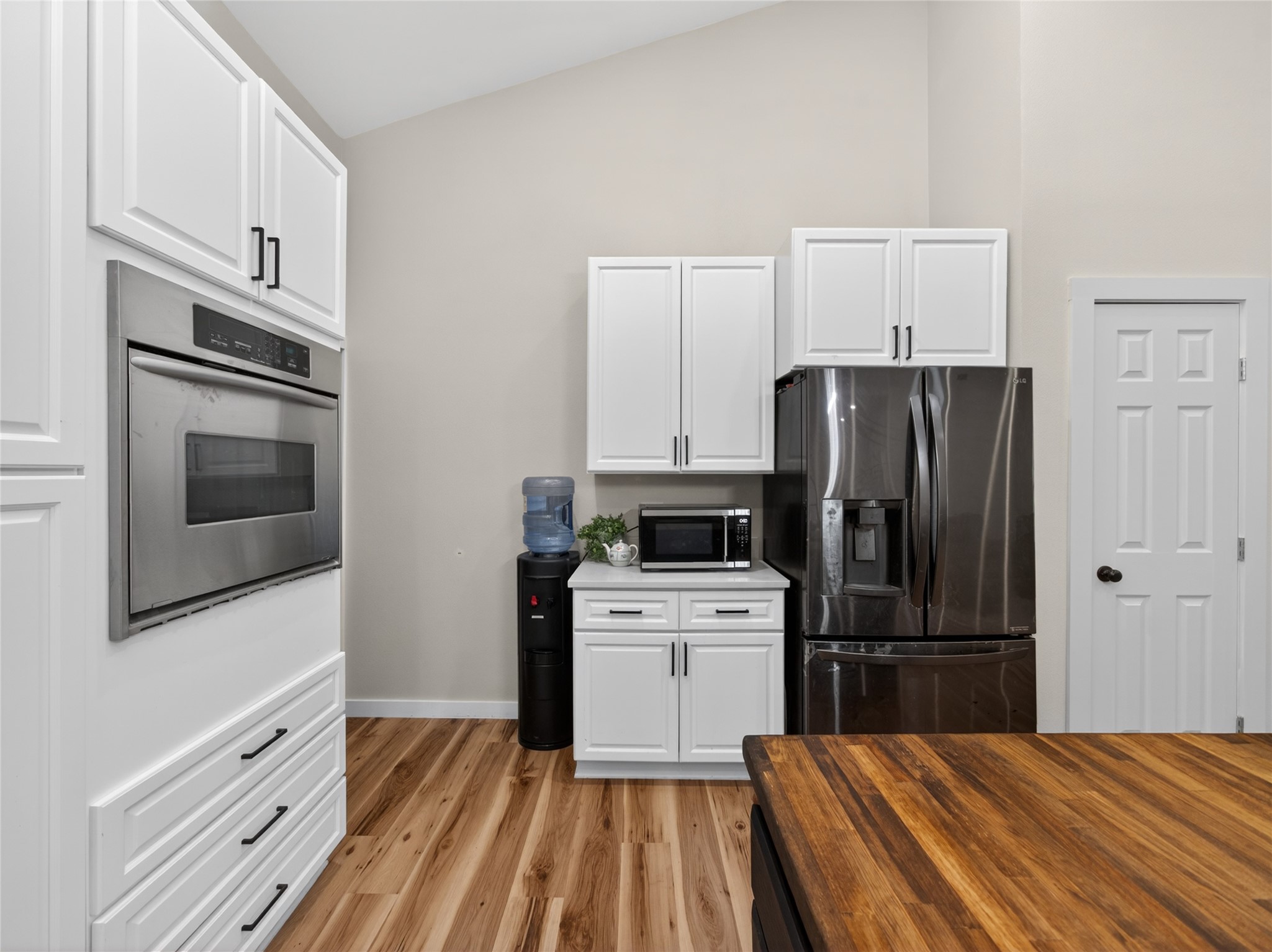 411 Avila Lane Briggs, TX 78608 - Photo 12 of 39 a kitchen with granite countertop a refrigerator stove and oven