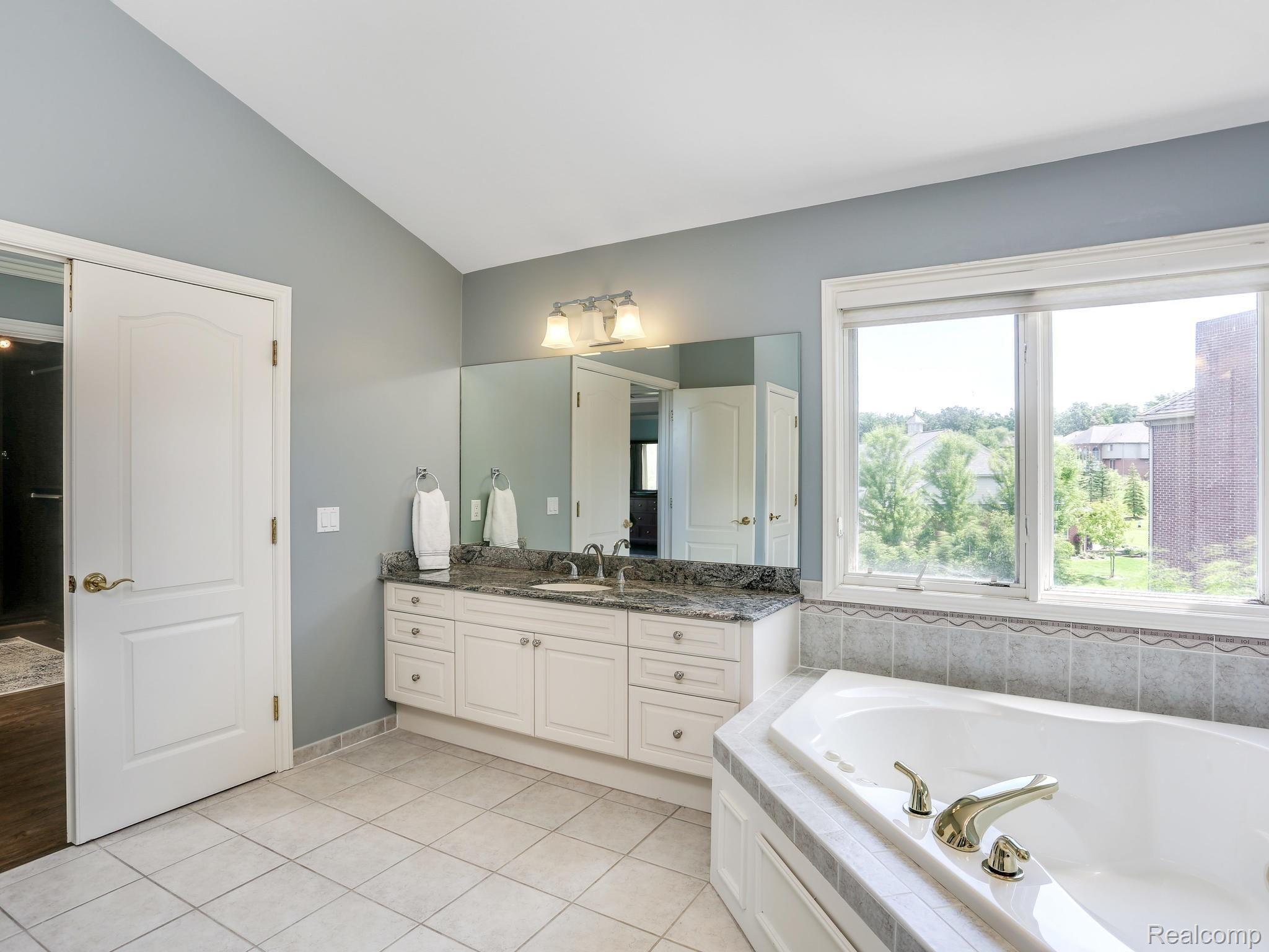 5323 Carlisle Court Rochester, MI 48306 - Photo 39 of 57 Master bath.