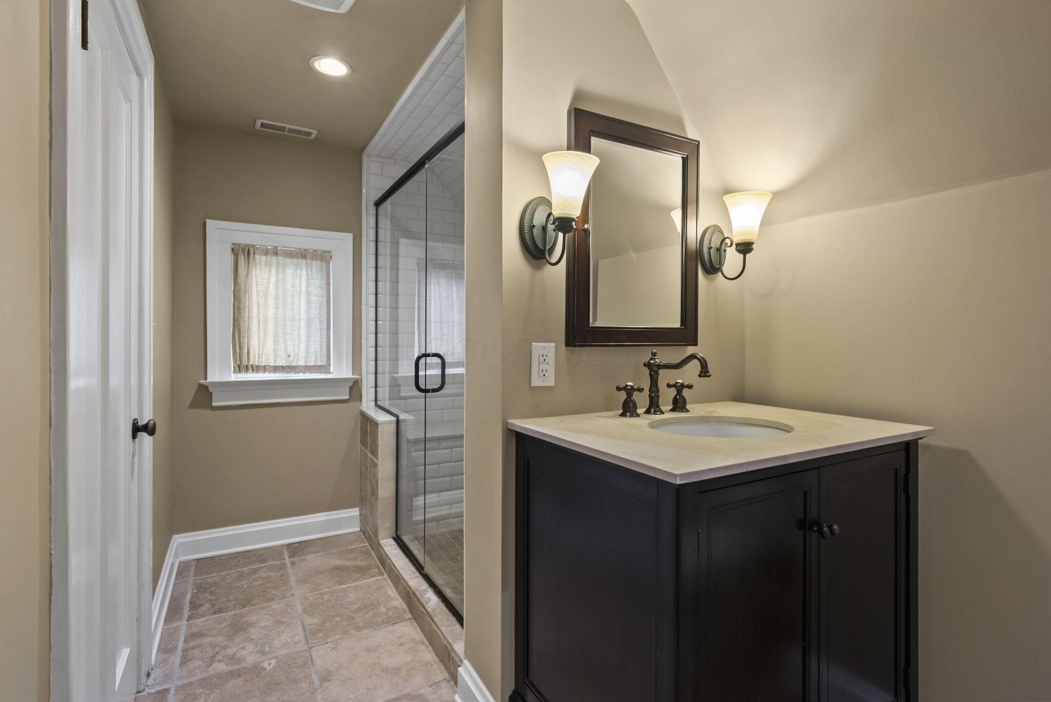1875 Roxbury Road Upper Arlington, OH 43212 - Photo 56 of 97 Jack & Jill Bath Bedroom 3 and 4