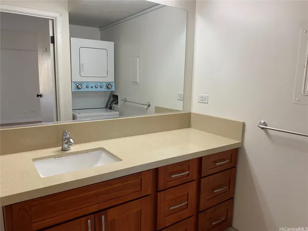 $2,500 | 430 Keoniana Street, Unit 912, Honolulu, HI 96815