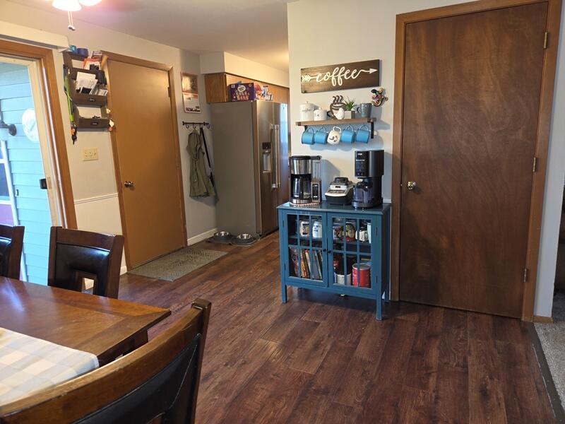 424 Van Buren Road Howards Grove, WI 53083 - Photo 8 of 28 Dining Area(1)