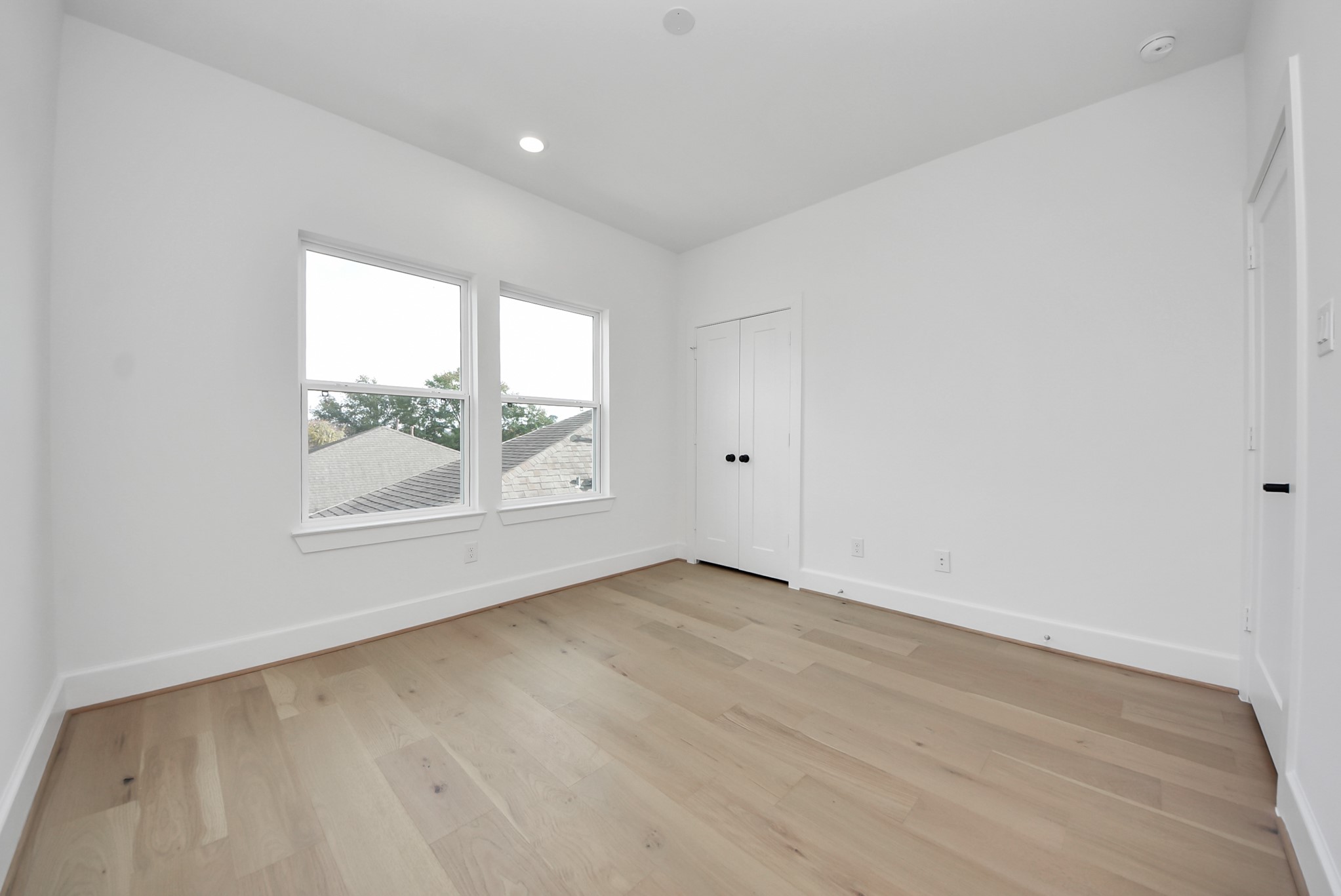 927 Fisher Street, Unit A Houston, TX 77018 - Photo 17 of 47 an empty room with wooden floor and windows