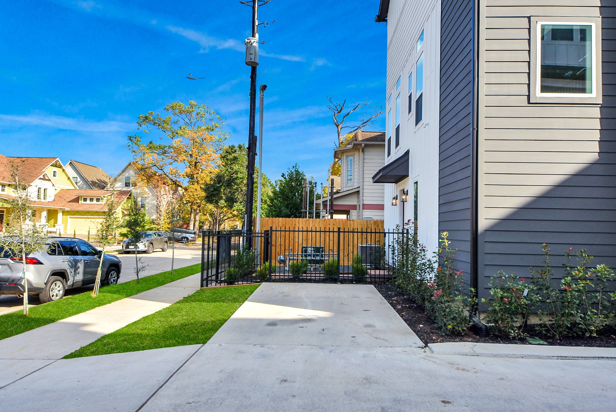927 Fisher Street, Unit A Houston, TX 77018 - Photo 43 of 47 a house view with a garden space