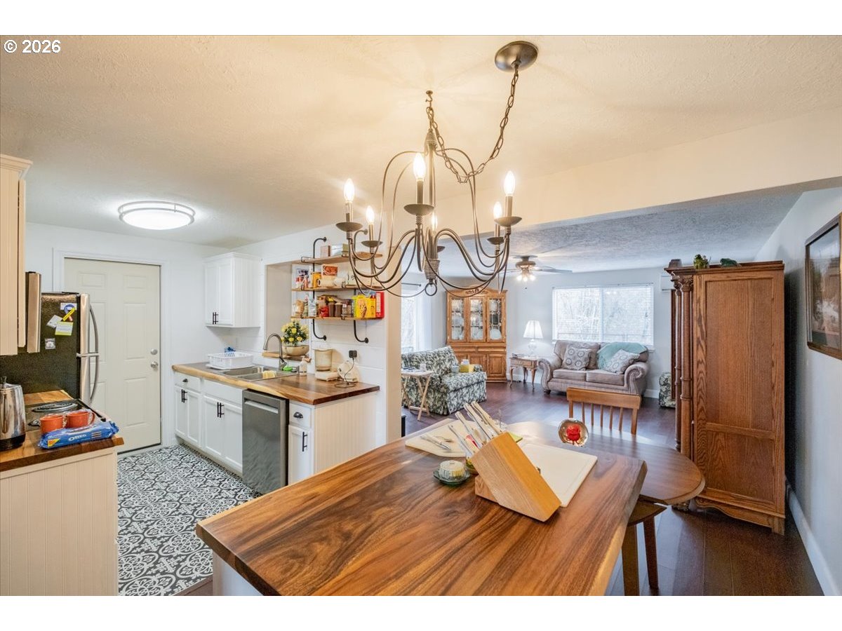 2990 Harding Court Sweet Home, OR 97386 - Photo 7 of 37