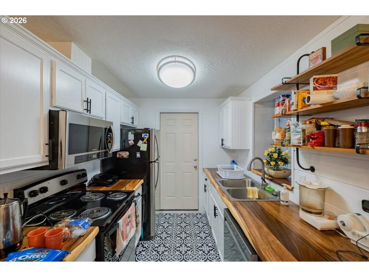 2990 Harding Court Sweet Home, OR 97386 - Photo 8 of 37