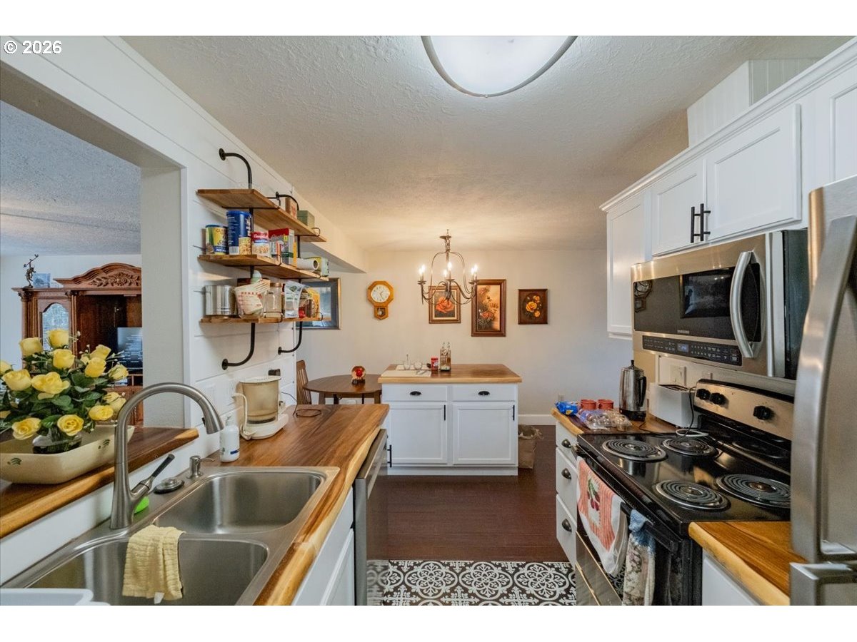 2990 Harding Court Sweet Home, OR 97386 - Photo 10 of 37