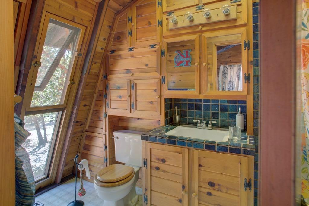 4875 Pleasant Creek Road Rogue River, OR 97537 - Photo 14 of 35 2nd Bathroom