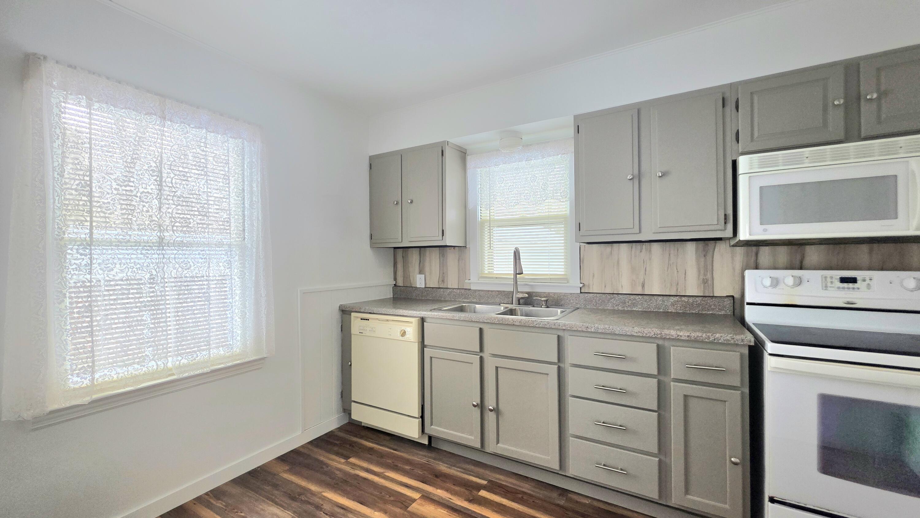 2426 Midday Street Jackson, MI 49203 - Photo 4 of 30 2.3