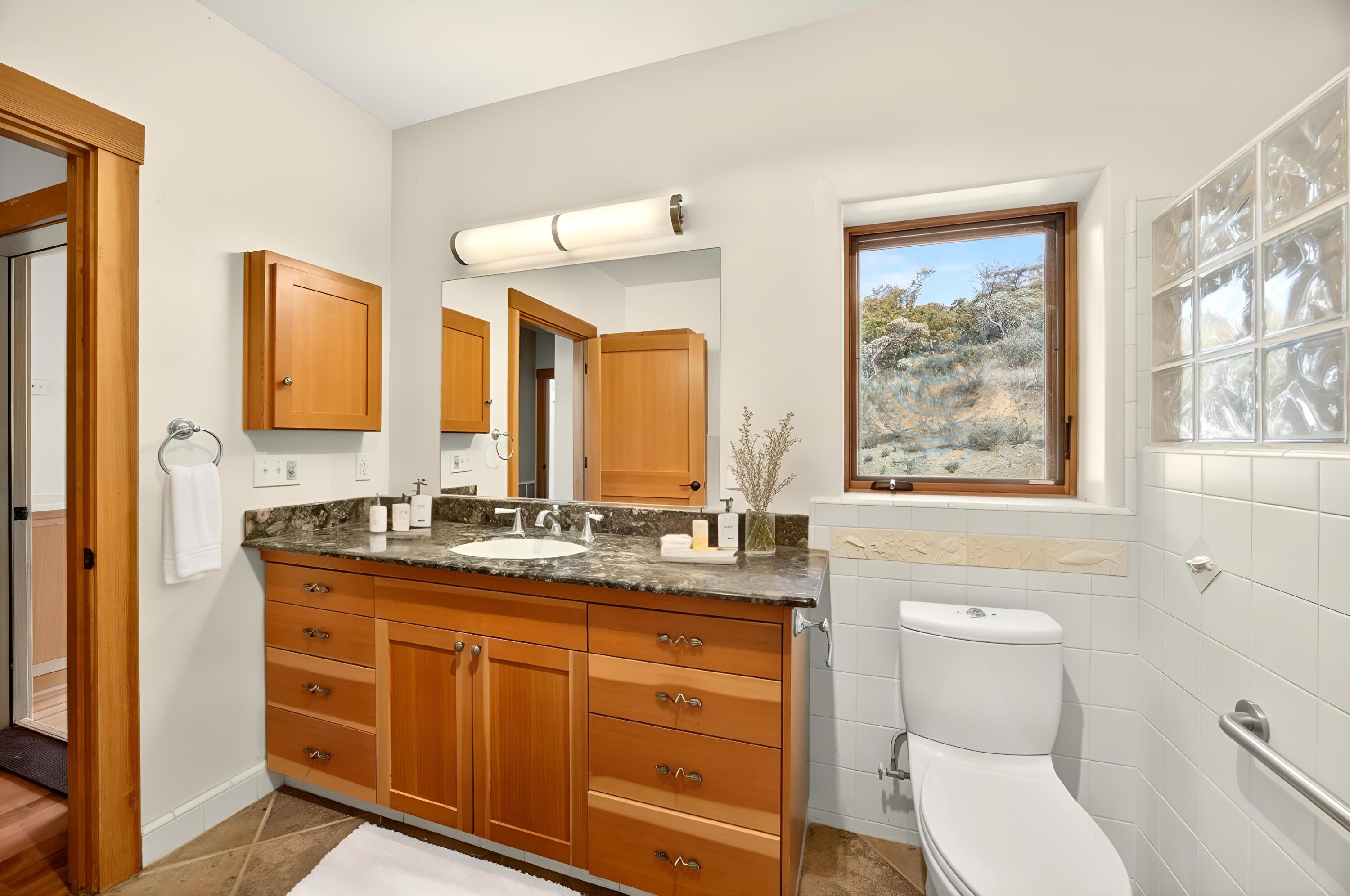 17252 North Applegate Road Grants Pass, OR 97527 - Photo 26 of 59 PrimaryBathroomApplegate