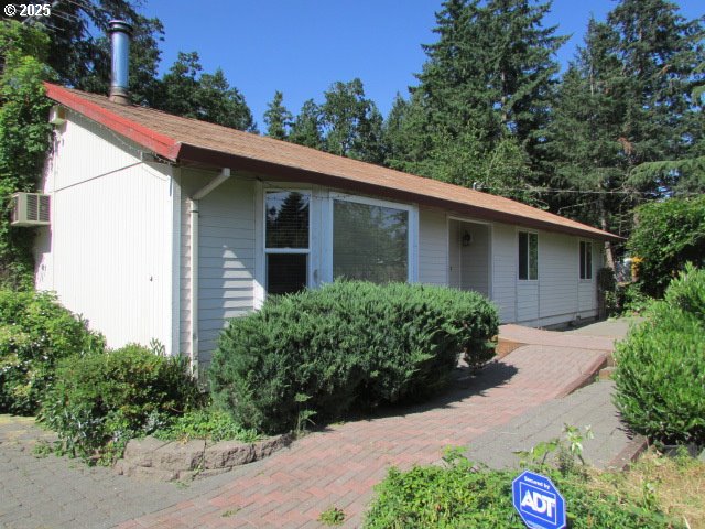 10285 South Rosewood Way Molalla, OR 97038 - Photo 2 of 39 a front view of a house with garden