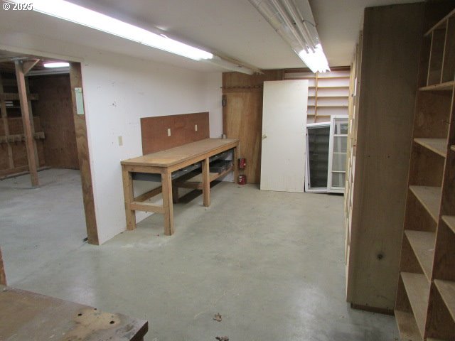 10285 South Rosewood Way Molalla, OR 97038 - Photo 34 of 39 a workspace with furniture