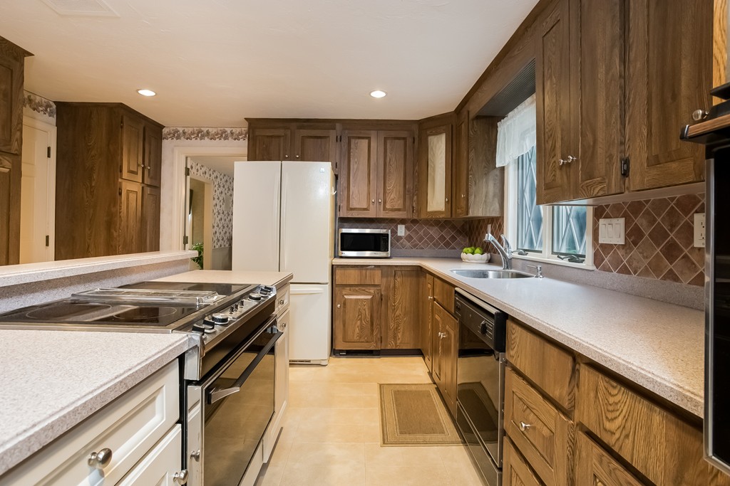 323 Point Road Marion, MA 02738 - Photo 3 of 28