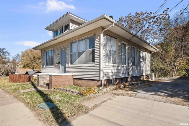 $109,000 | 1419 North Division Street, Davenport, IA 52804