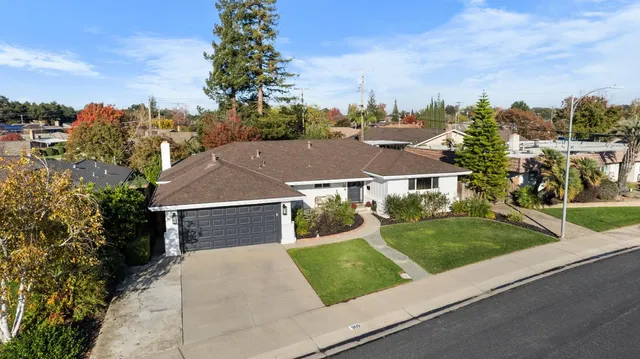 a view of a house with a yard and plants