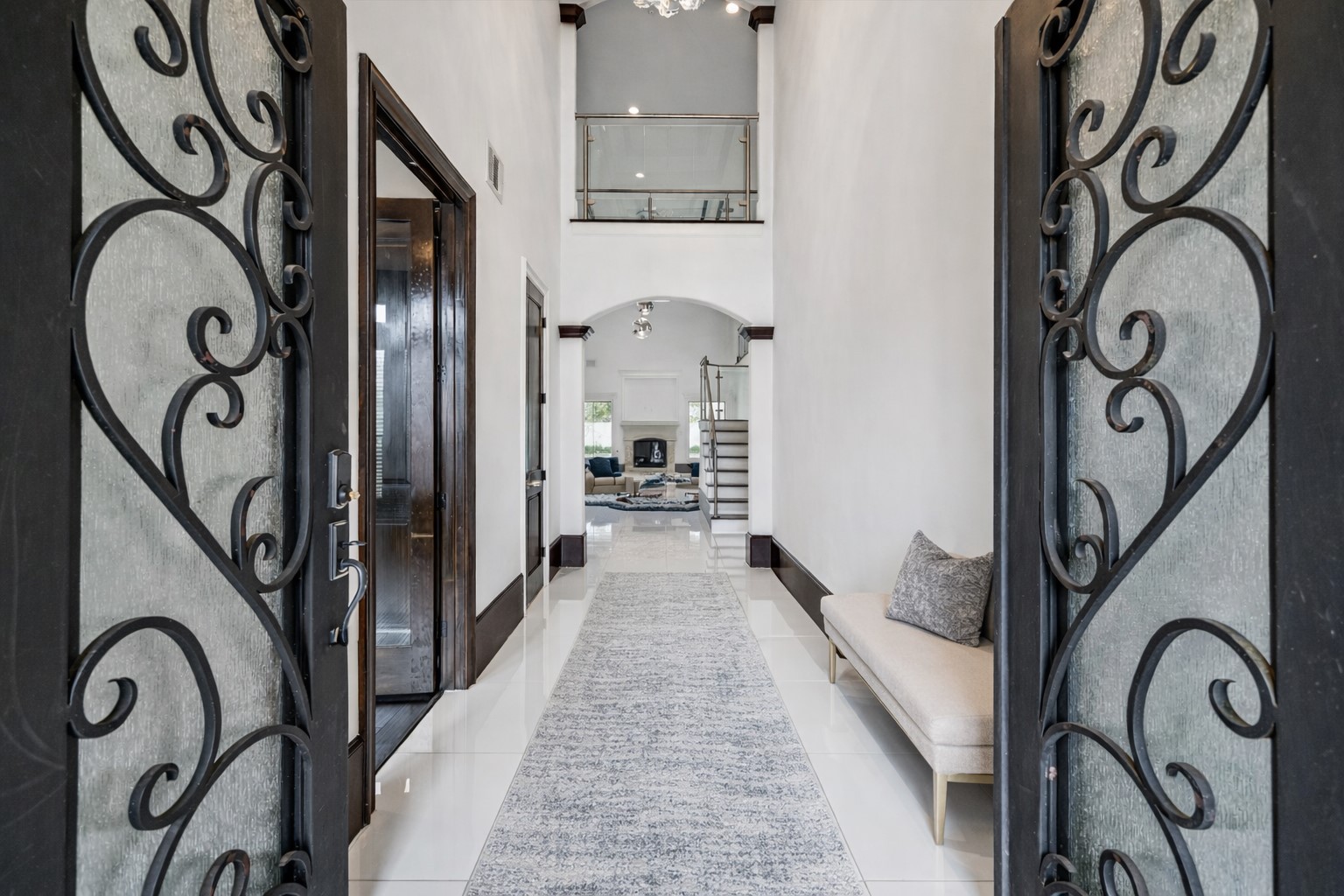 3942 Charleston Street Houston, TX 77021 - Photo 3 of 34 a view of a hallway with entryway