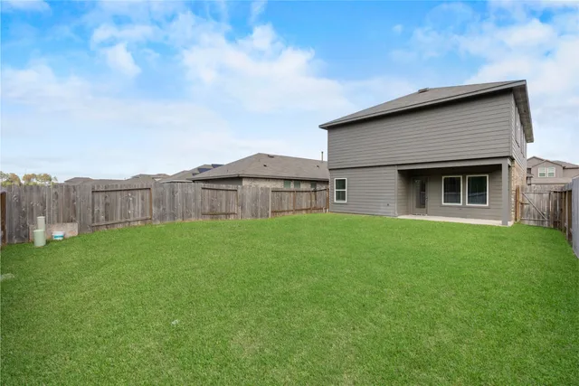 a view of a house with backyard and garden