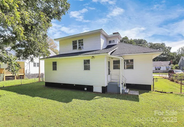 a view of a house with a backyard