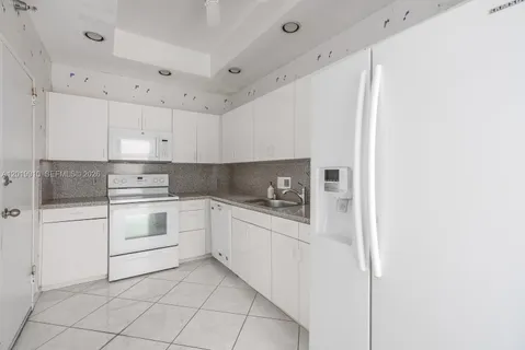 $885,000 | 10185 Collins Avenue, Unit PH08, Bal Harbour, FL 33154