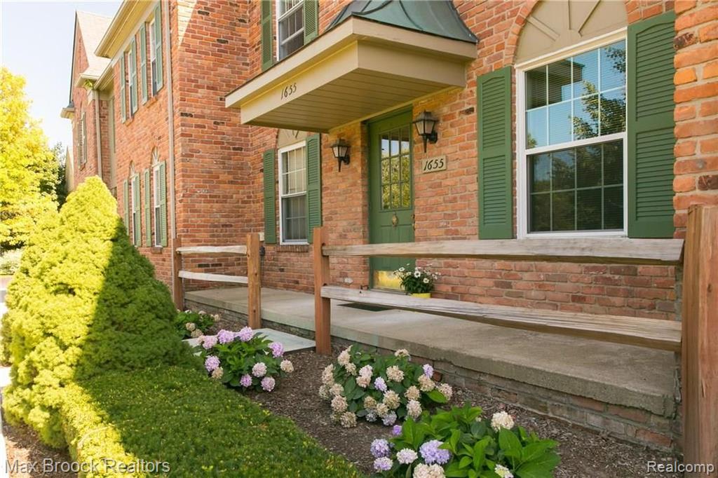 1655 Huntington Park Rochester Hills, MI 48309 - Photo 2 of 40