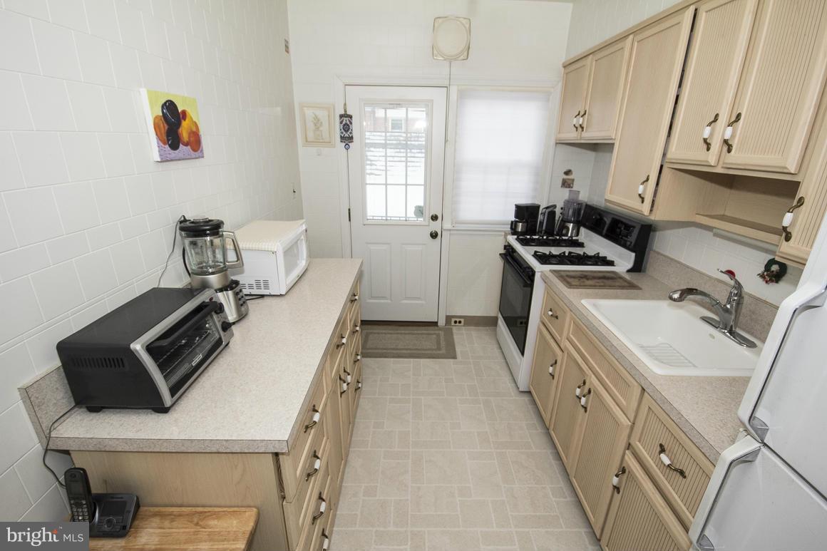 1652 Roundhill Road Baltimore, MD 21218 - Photo 11 of 30 Kitchen
