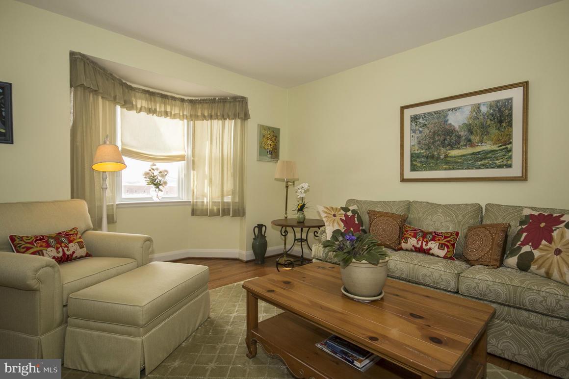 1652 Roundhill Road Baltimore, MD 21218 - Photo 3 of 30 Living Room