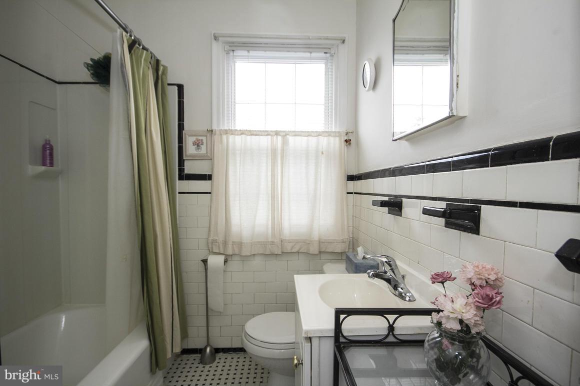1652 Roundhill Road Baltimore, MD 21218 - Photo 27 of 30 Bath