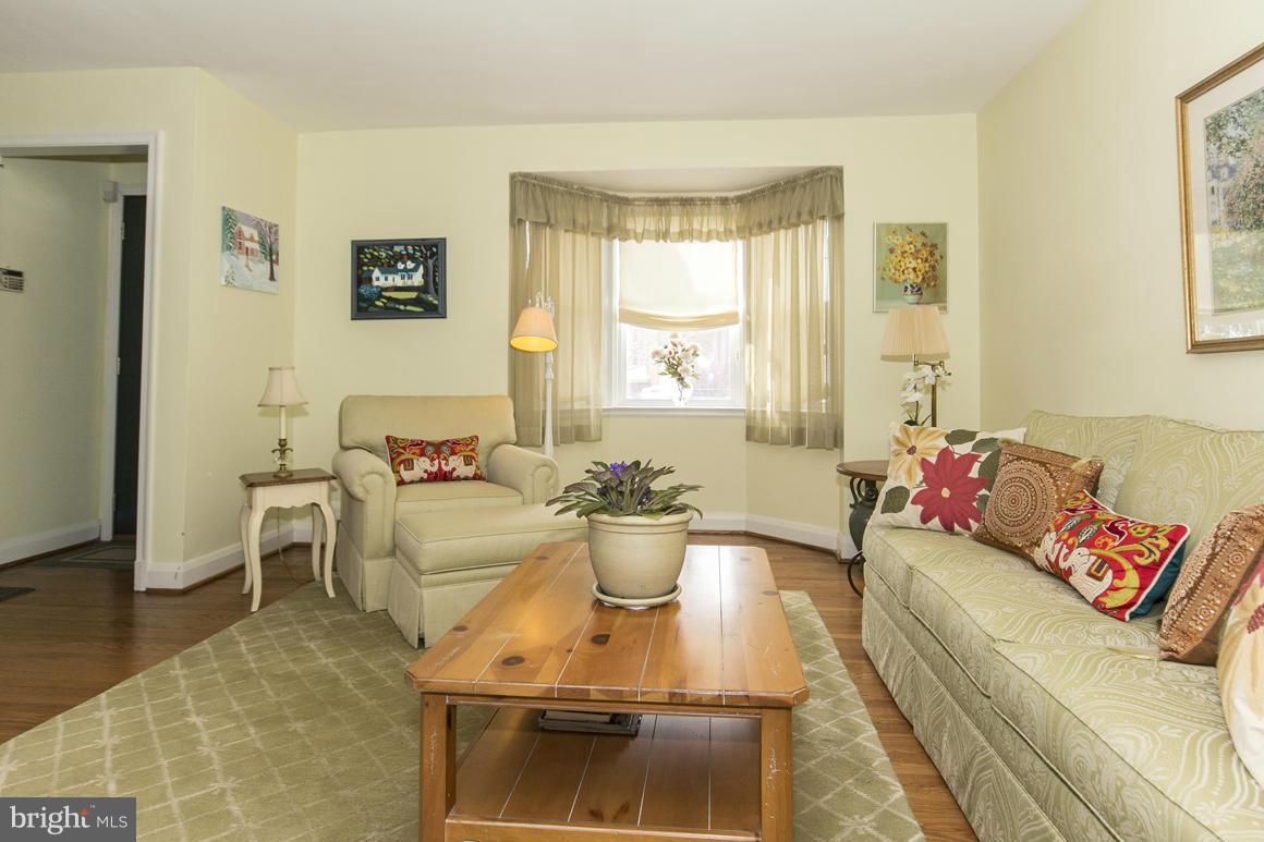 1652 Roundhill Road Baltimore, MD 21218 - Photo 4 of 30 Living Room