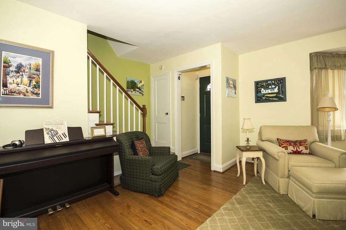 1652 Roundhill Road Baltimore, MD 21218 - Photo 5 of 30 Living Room