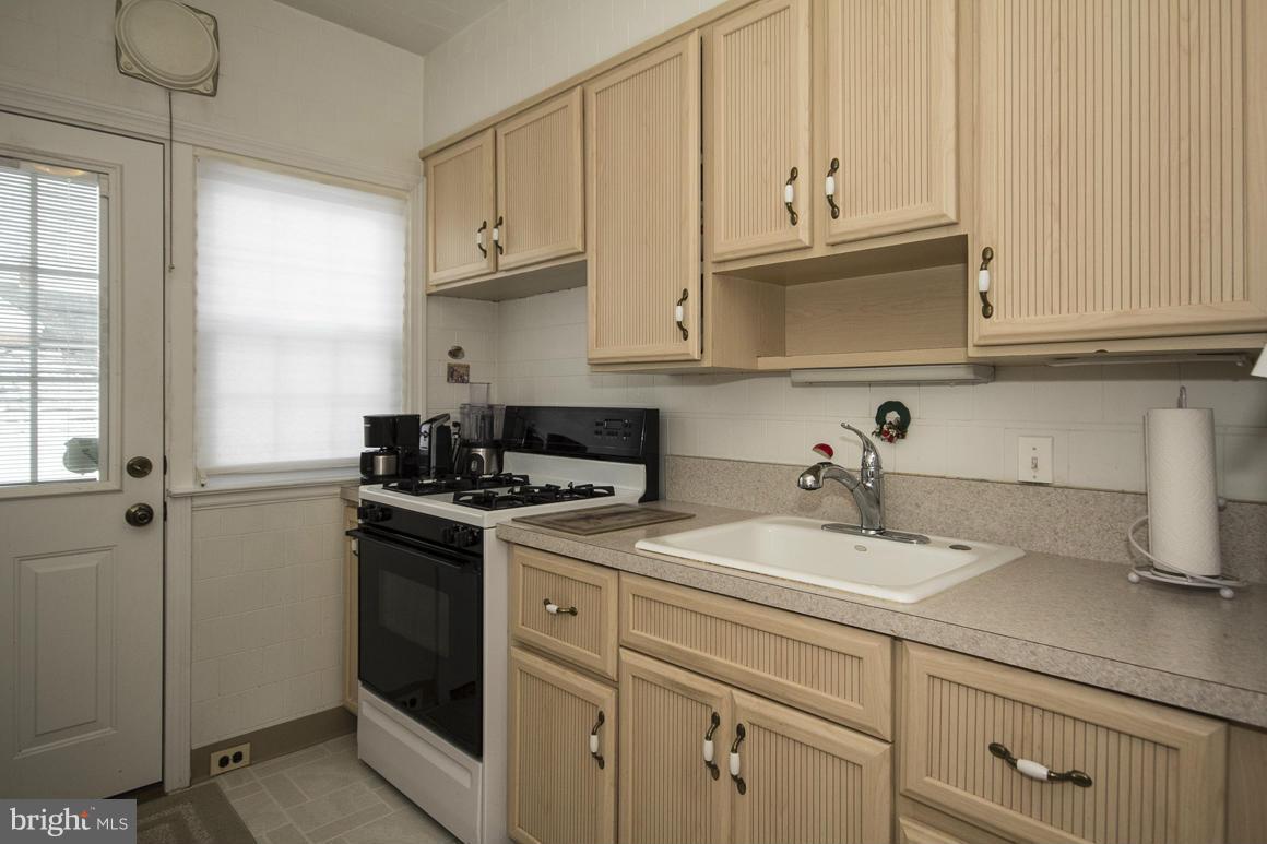 1652 Roundhill Road Baltimore, MD 21218 - Photo 9 of 30 Kitchen