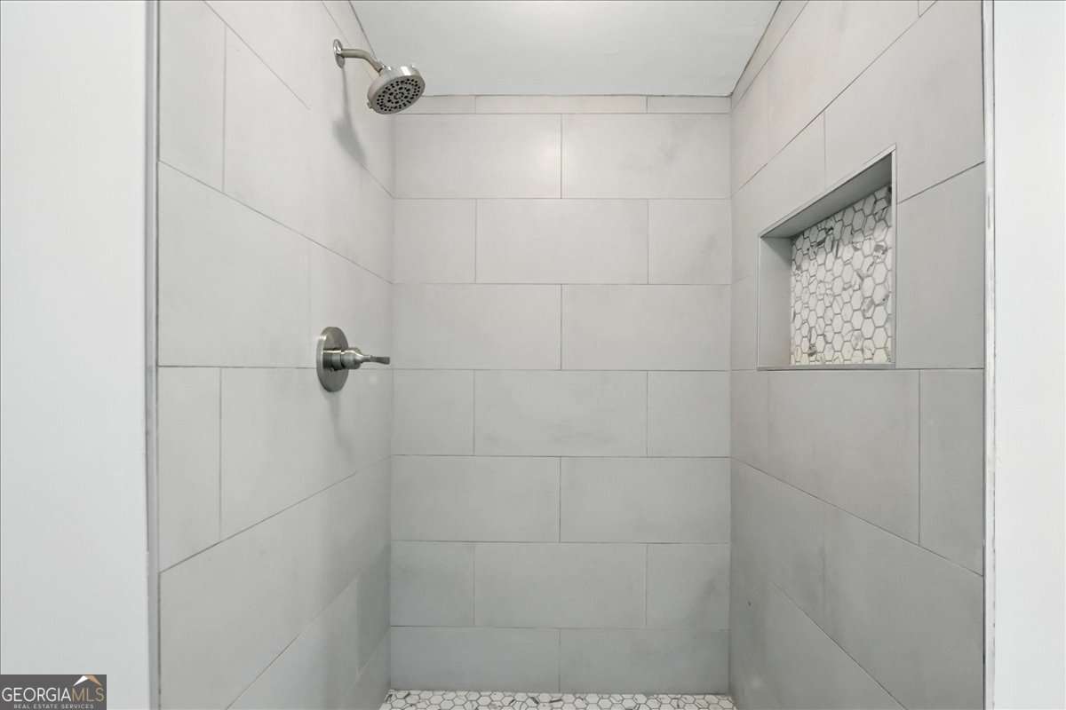 285 Trotters Way Jefferson, GA 30549 - Photo 18 of 28 a bathroom with a shower