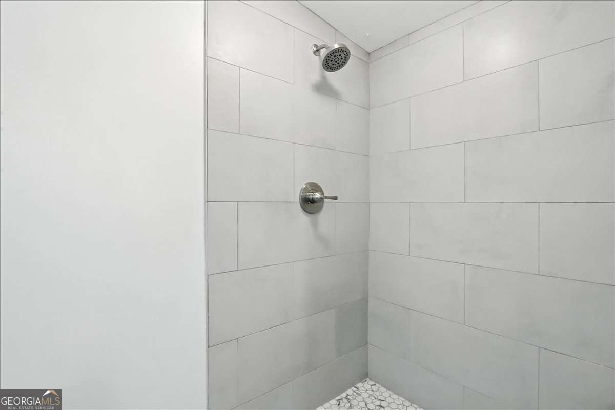 285 Trotters Way Jefferson, GA 30549 - Photo 20 of 28 a bathroom with a shower