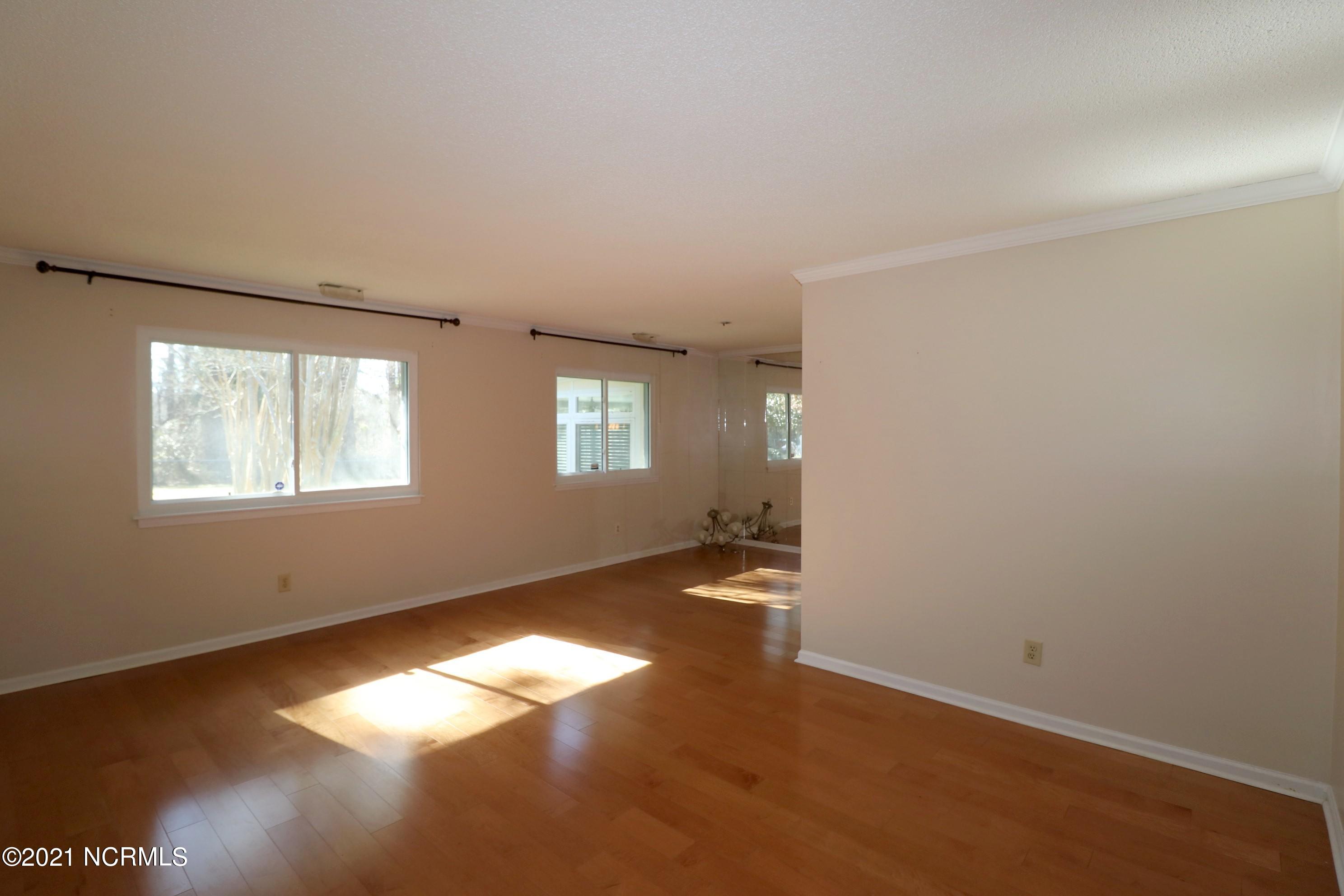 90 Sterling Road Jacksonville, NC 28546 - Photo 7 of 37 Living room