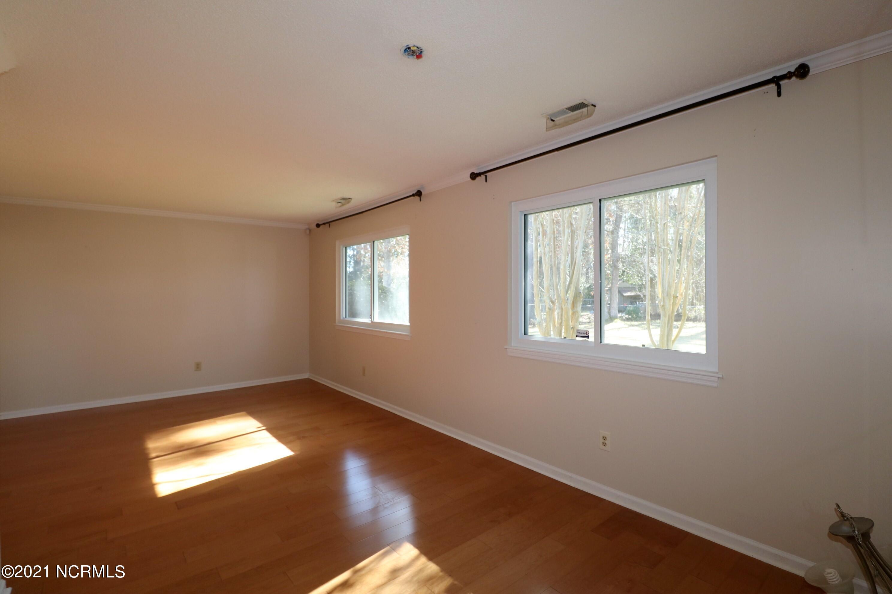 90 Sterling Road Jacksonville, NC 28546 - Photo 10 of 37 Living room