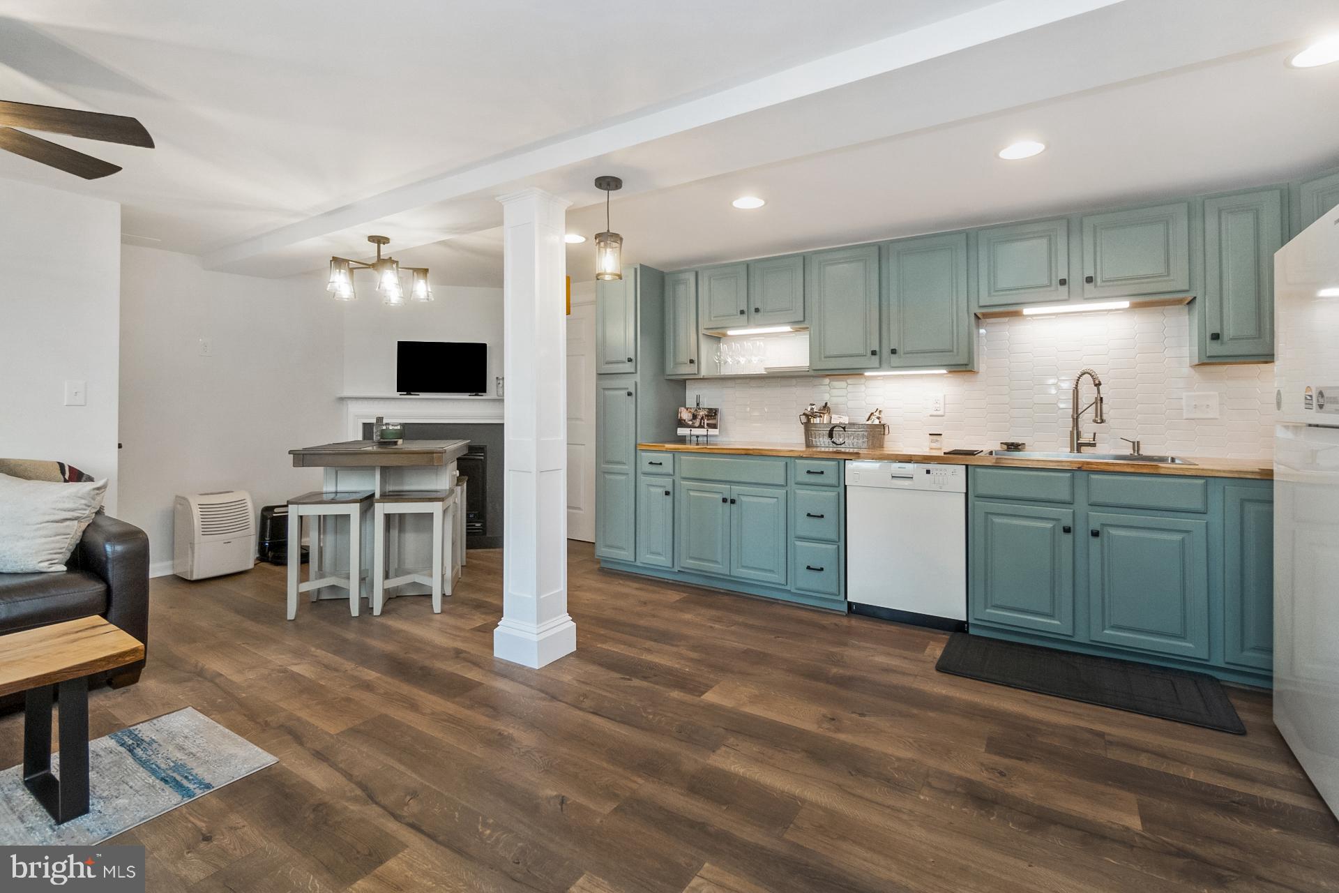 816 Spring City Road Phoenixville, PA 19460 - Photo 36 of 59 Wet Bar