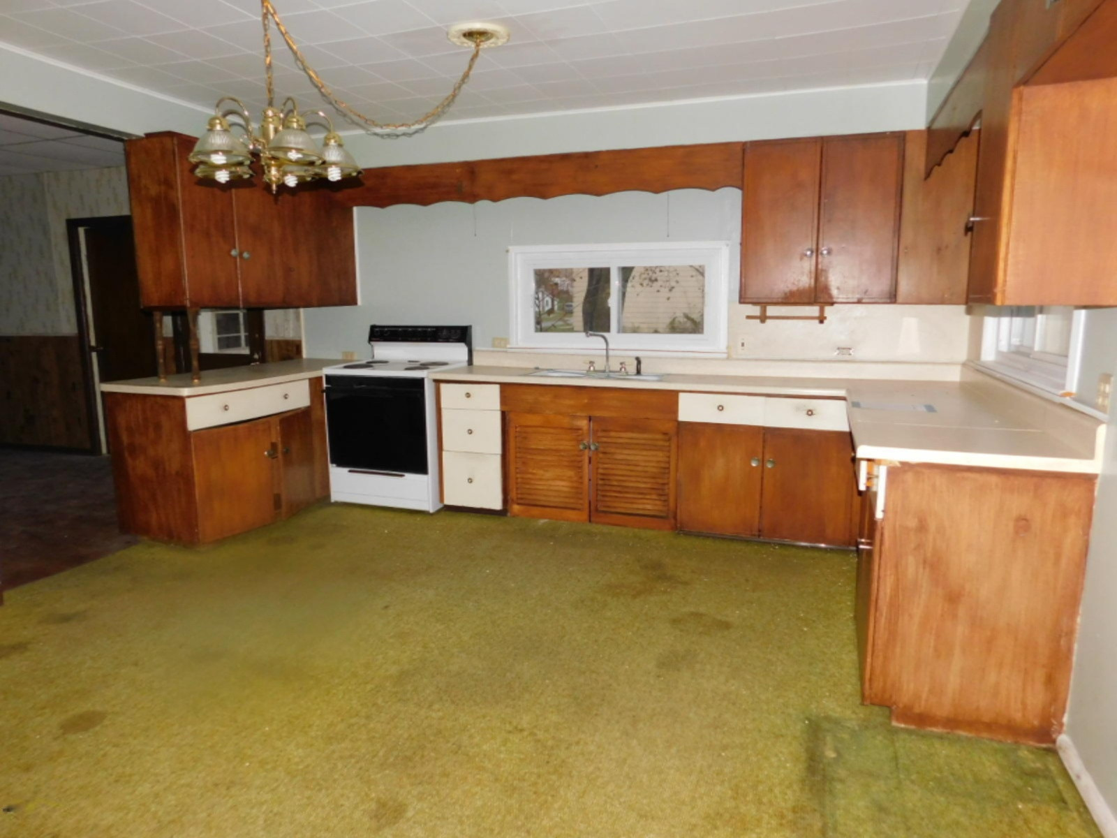 617 Pleasant Street Three Rivers, MI 49093 - Photo 3 of 12 068