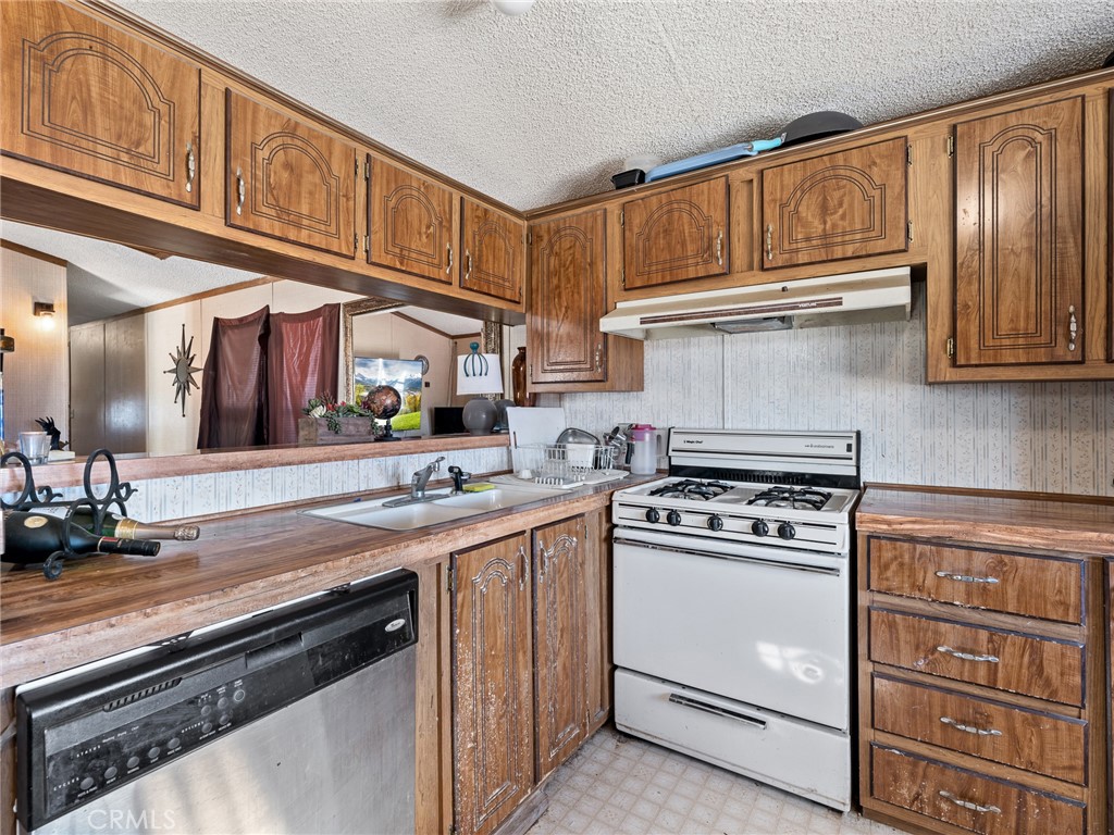 39626 East End Road Lucerne Valley, CA 92356 - Photo 14 of 29 a kitchen with stainless steel appliances granite countertop a stove and a sink