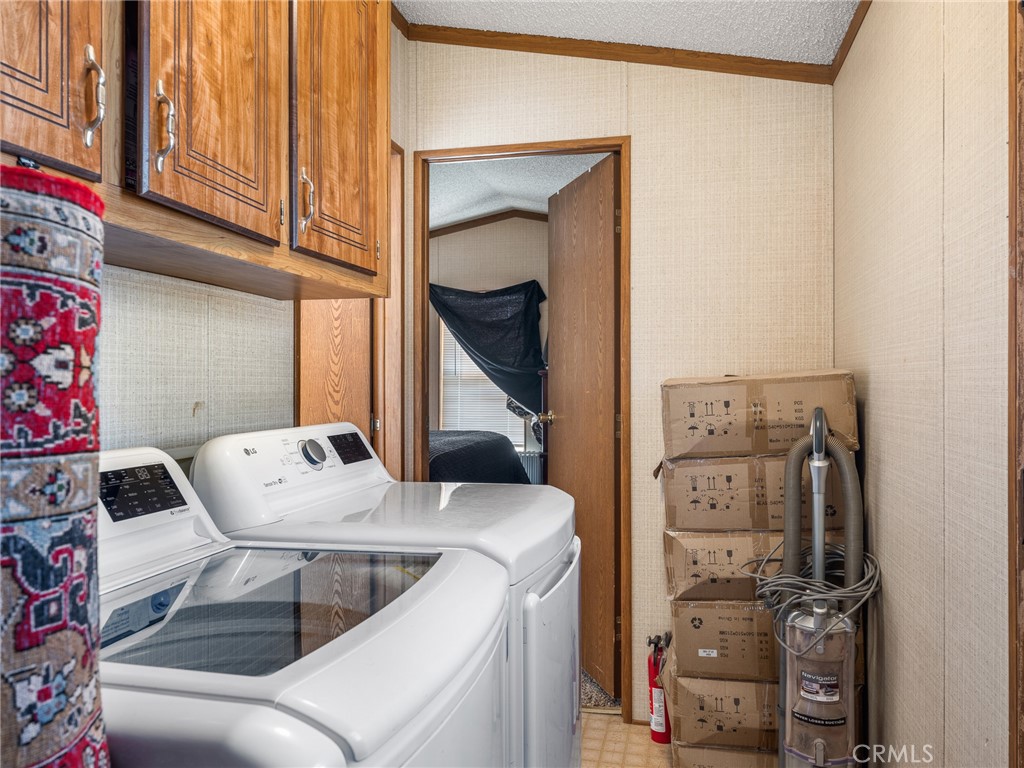 39626 East End Road Lucerne Valley, CA 92356 - Photo 6 of 29 a utility room with dryer and washer