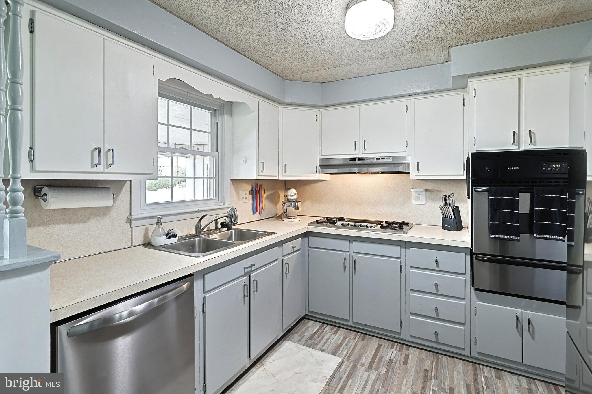 3315 Edenbridge Road York, PA 17402 - Photo 14 of 44 Built in Oven and Gas Stove Top (1/2)