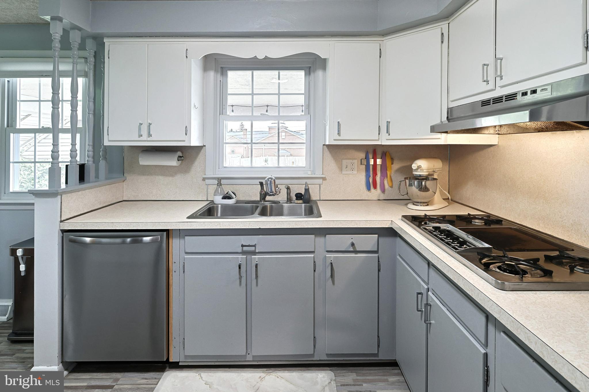 3315 Edenbridge Road York, PA 17402 - Photo 15 of 44 Built in Oven and Gas Stove Top (2/2)
