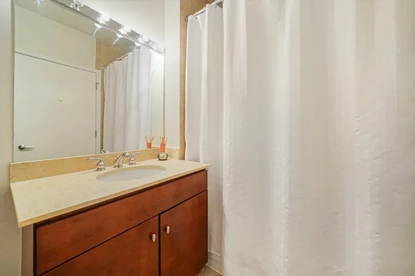 $3,600 | 700 North Larrabee Street, Unit 1010, Chicago, IL 60654