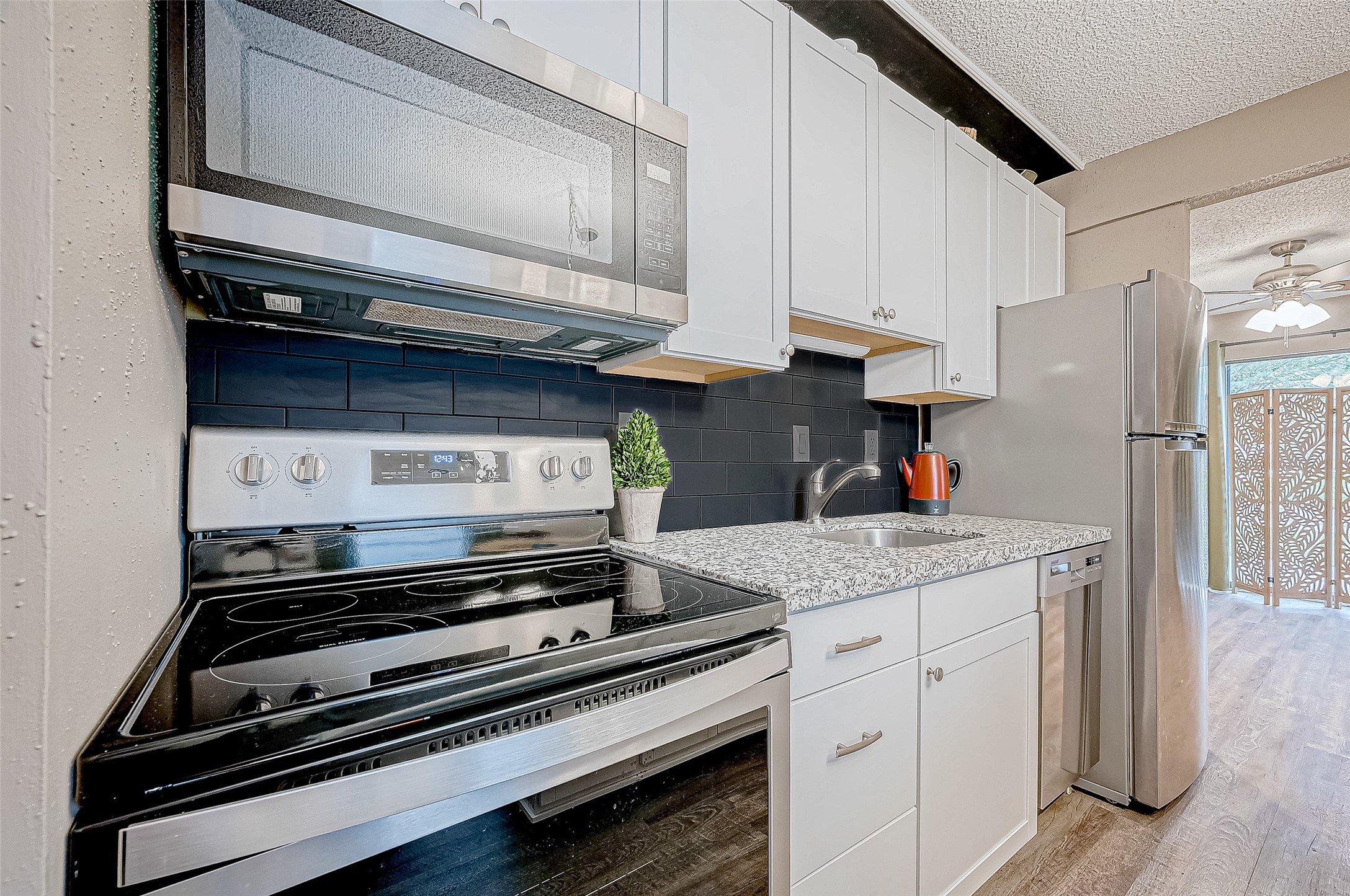 12900 Walden Road, Unit 819H Montgomery, TX 77356 - Photo 4 of 10 Beautiful kitchen!