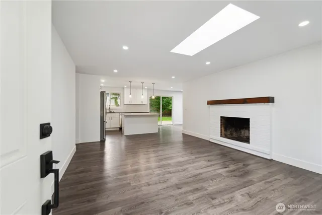 $3,800 | 16525 Northeast 28th Street, Bellevue, WA 98008