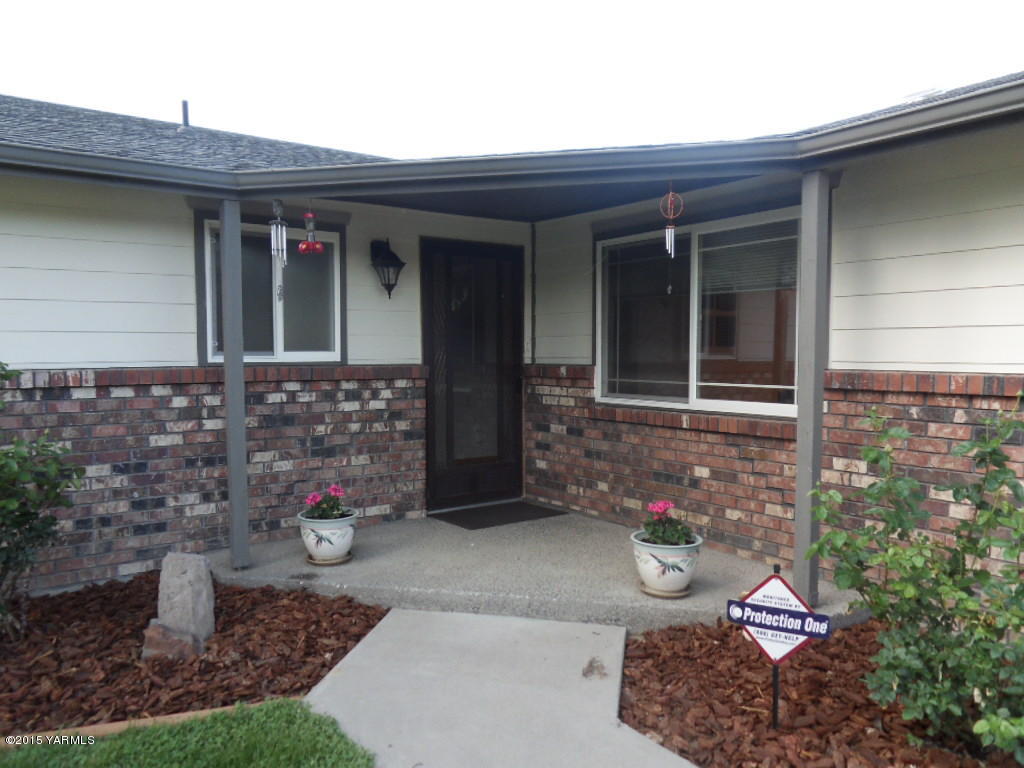 3501 Wiley Road Yakima, WA 98903 - Photo 2 of 31 a front view of a house