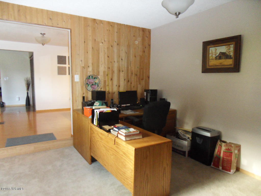 3501 Wiley Road Yakima, WA 98903 - Photo 11 of 31 a living room with furniture
