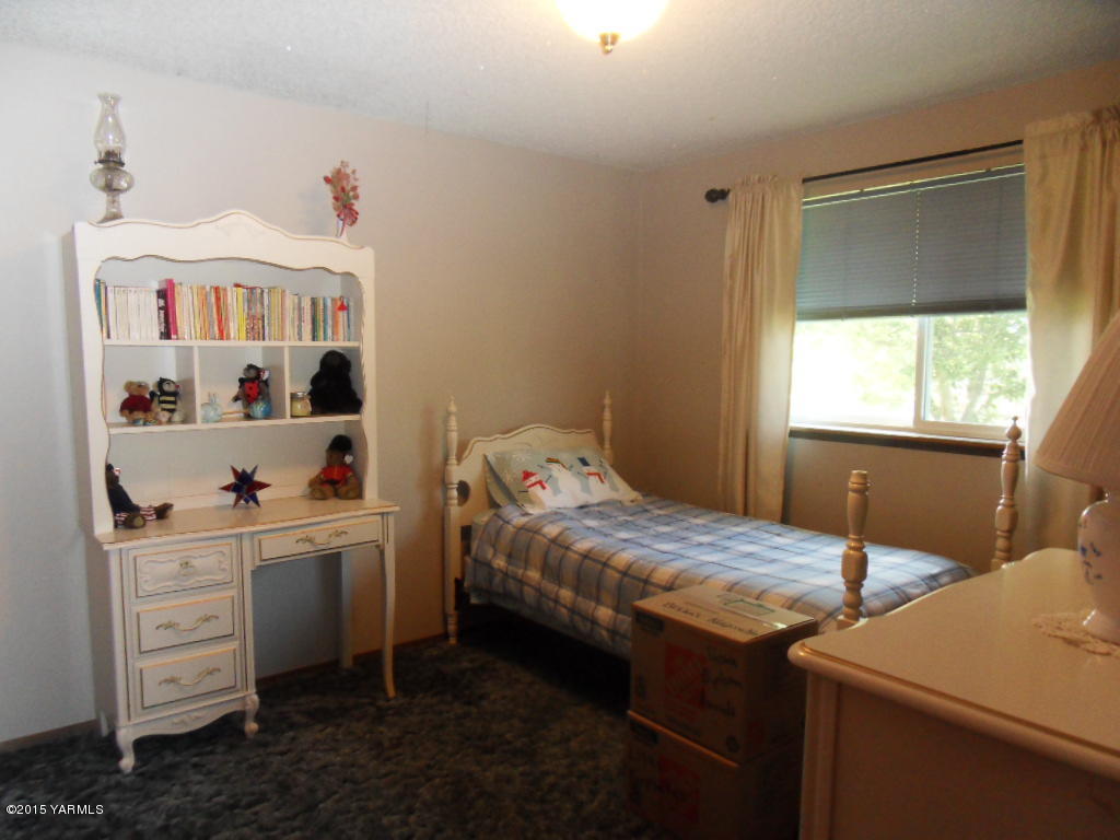 3501 Wiley Road Yakima, WA 98903 - Photo 14 of 31 a bedroom with a bed and a window