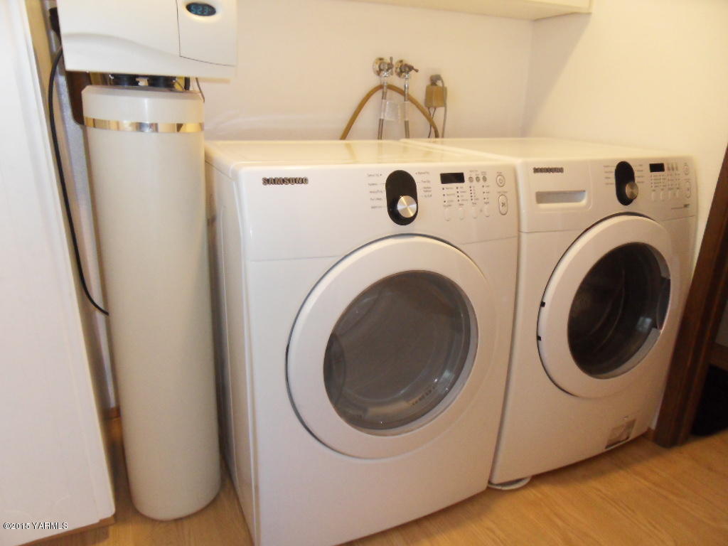3501 Wiley Road Yakima, WA 98903 - Photo 18 of 31 a utility room with dryer and washer